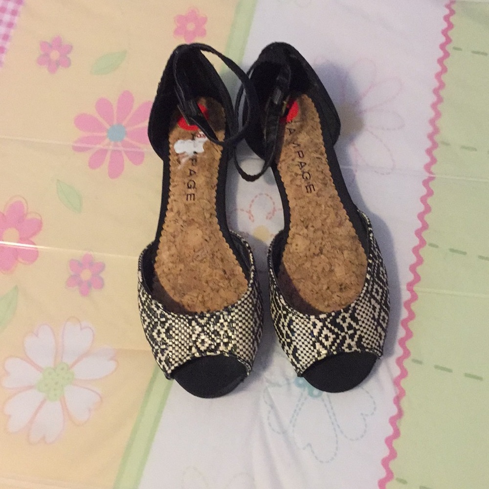 Print shoes with small heel